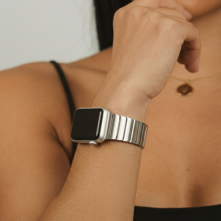 Girl wearing the slinky apple watch strap in silver