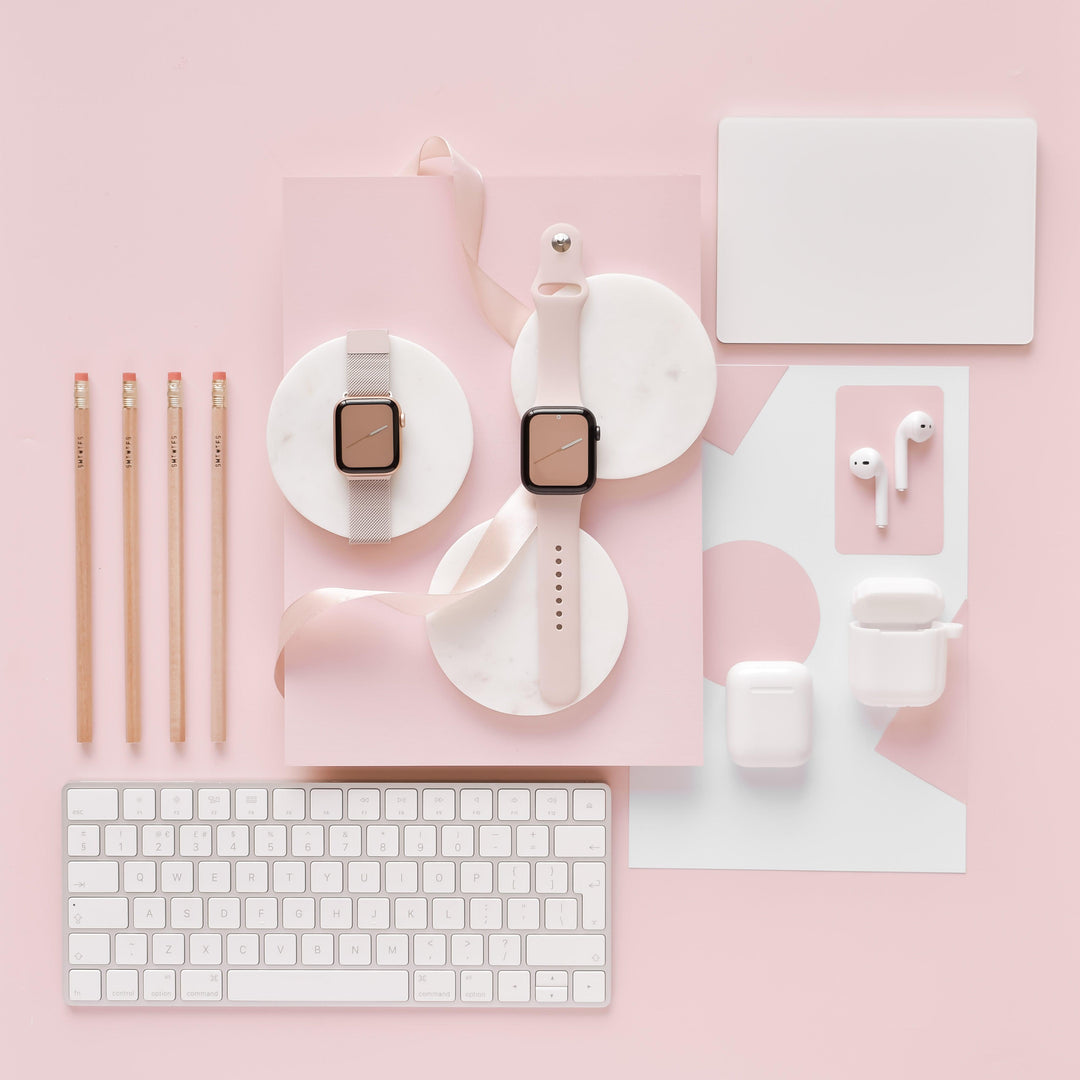 Light-Pink-Silicone-and-Magnetic-Chain-Apple-Watch-Strap-Set
